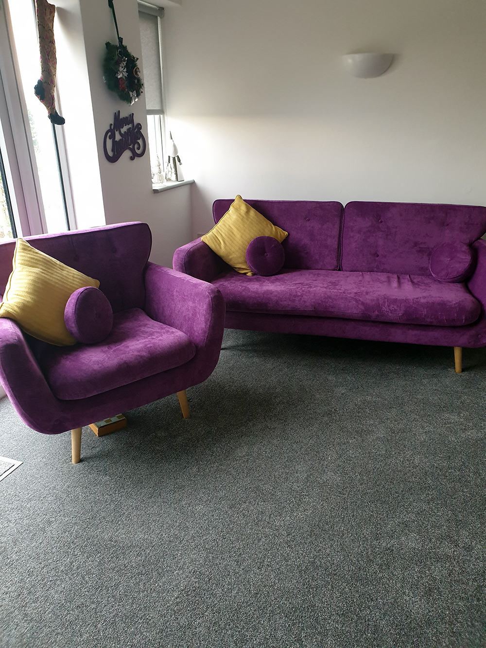 Violettes Sofa und Sessel Rea